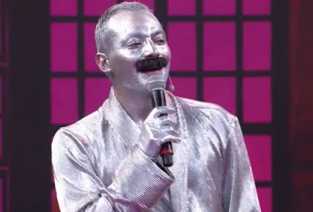 Eduardo Sterblitch resgata Freddie Mercury Prateado, do Pânico, no Domingão