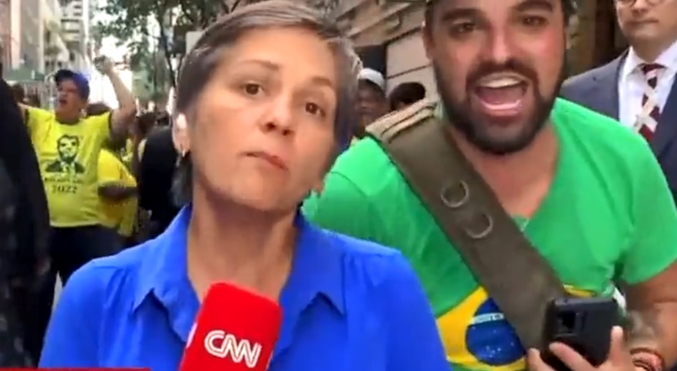 Repórter da CNN Brasil é hostilizada por bolsonarista em Nova York