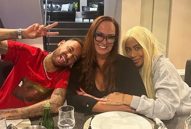 Mãe de Neymar apresenta namorado fitness aos filhos