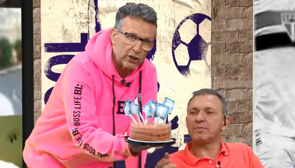Craque Neto dá bolo de camisinhas para celebrar aniversário de Velloso