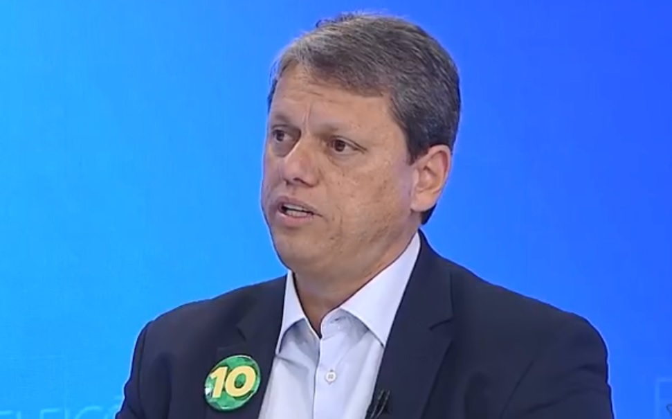 Em afiliada da Globo, Tarcísio de Freitas erra e entrega que não sabe onde vai votar em SP