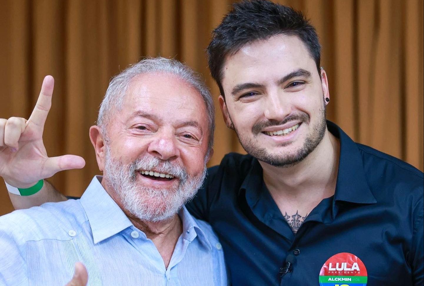 Felipe Neto bebe demais e revela promessa em caso de vitória de Lula