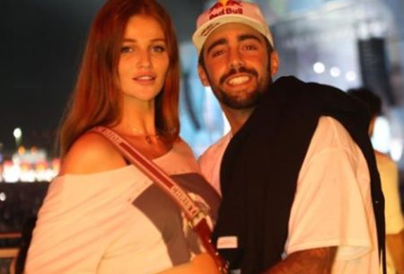 Cintia Dicker posa com Pedro Scooby e surfista faz elogio inusitado