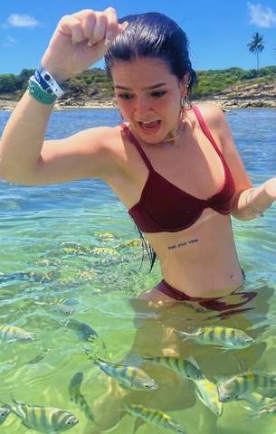 Mel Maia é mordida por peixe em praia