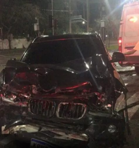 Carro de MC Poze fica destruído após acidente