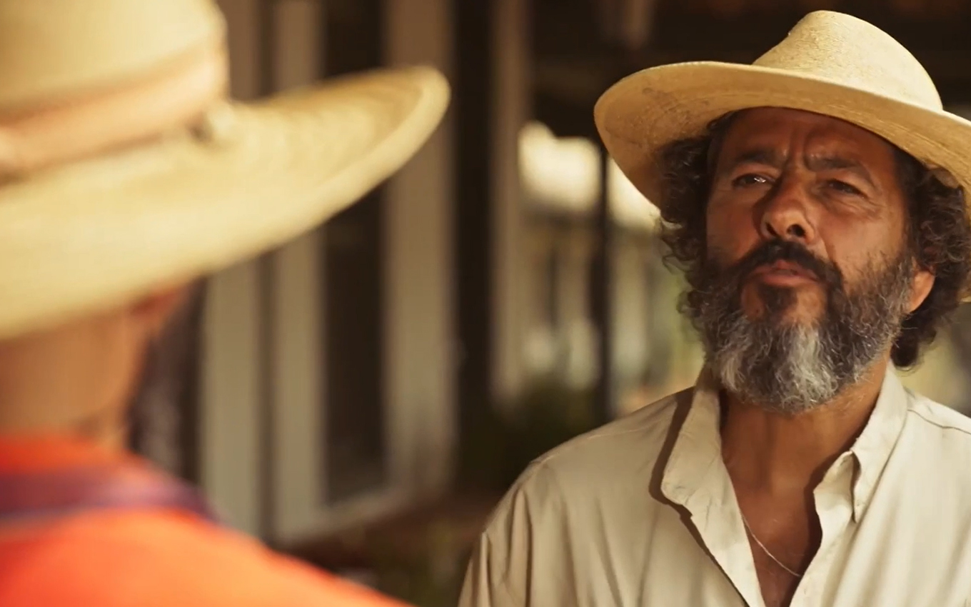 Alcides (Juliano Cazarré) e José Leôncio (Marcos Palmeira) em Pantanal