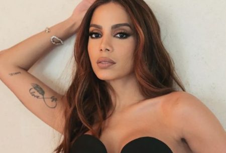 Anitta surpreende ao usar look diferente em dia de votação e reforça seu candidato