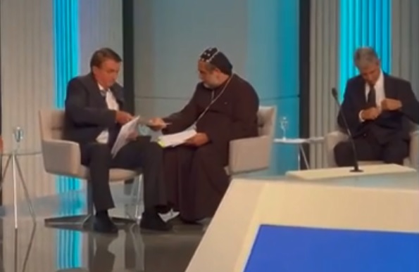 Andreia Sadi flagra Bolsonaro e Padre Kelmon em momento de intimidade nos bastidores da Globo