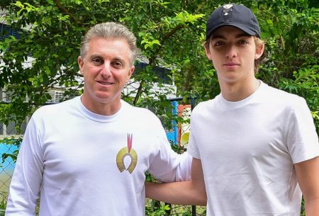 Luciano Huck expõe ao vivo na Globo o que o filho sofreu em fila nas eleições