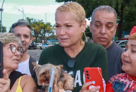 Xuxa polemiza, é acusada de furar fila de votação e vaiada por população; vídeo impressiona