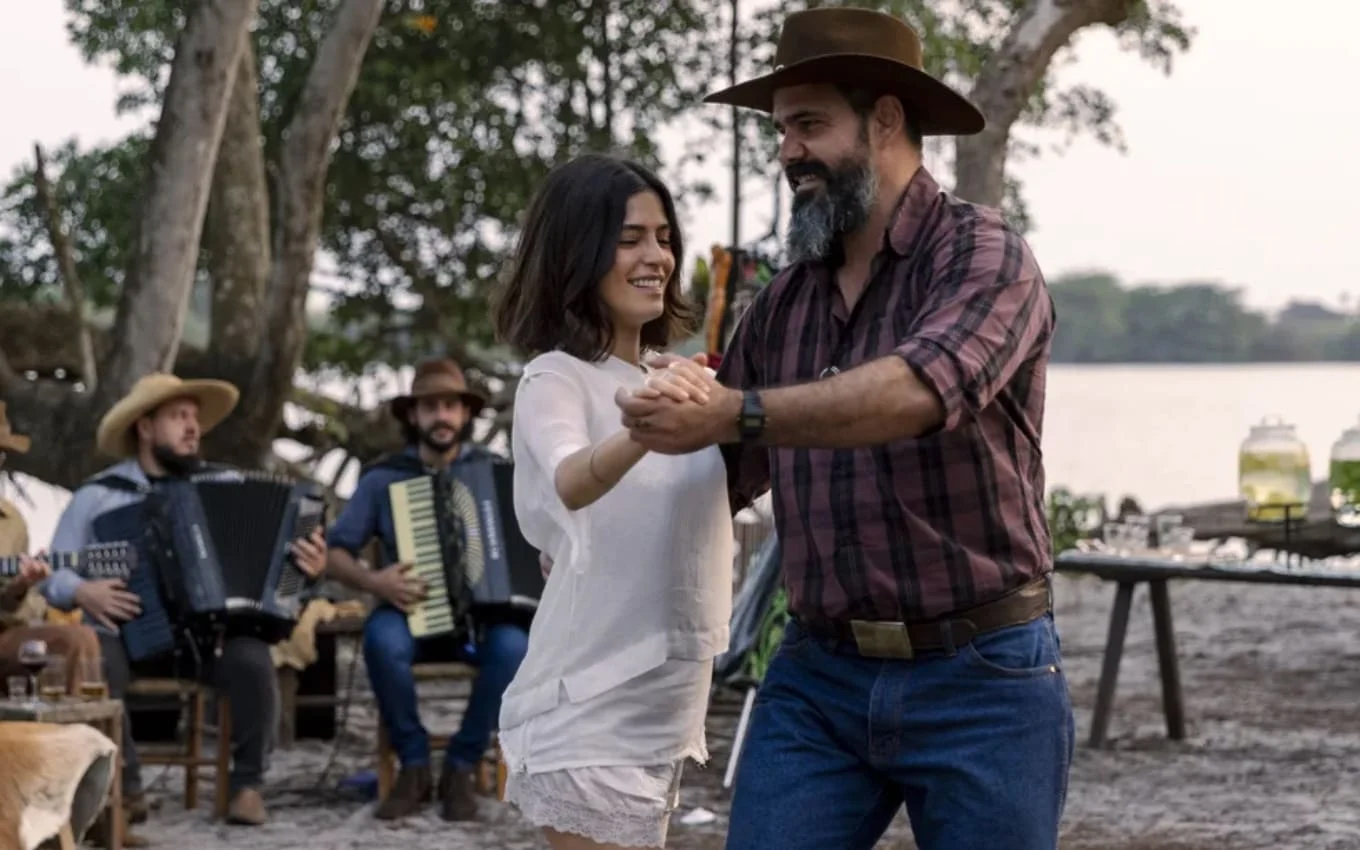 Guta (Julia Dalavia) e Alcides (Juliano Cazarré) em Pantanal