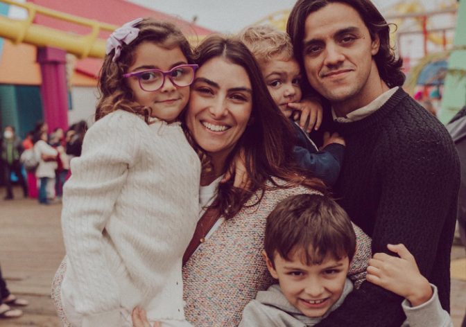 Esposa de Felipe Simas relata momento de dor e correria para cuidar dos três filhos
