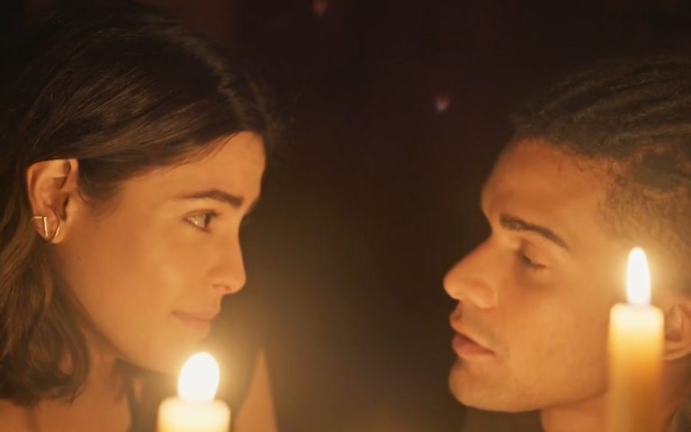 Guta (Julia Dalavia) e Marcelo (Lucas Leto) em Pantanal