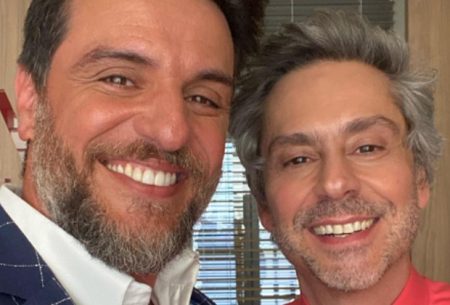 Rodrigo Lombardi surge em momento hilário com Alexandre Nero nos bastidores de Travessia