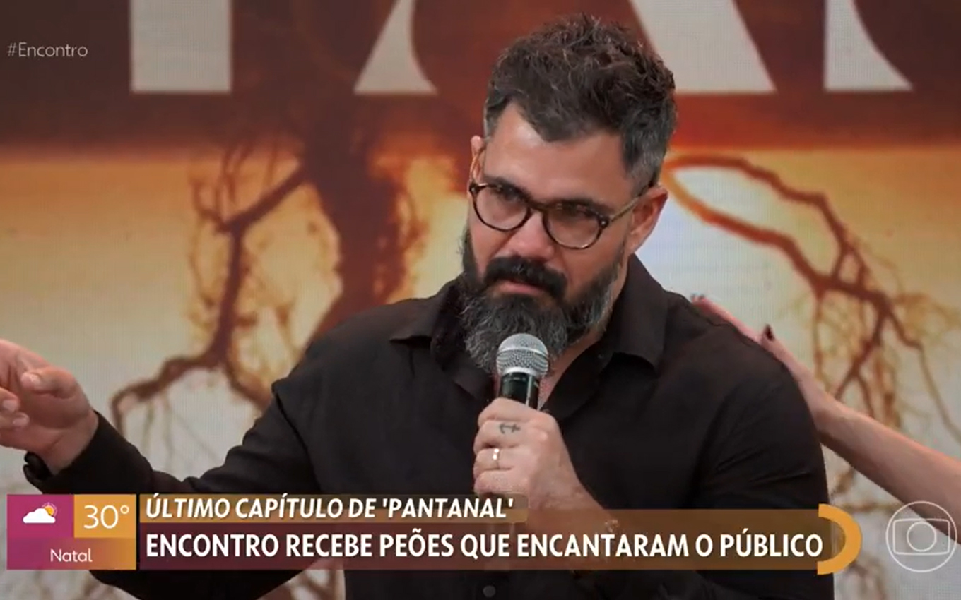 Juliano Cazarré cai no choro ao falar sobre final de Pantanal no Encontro