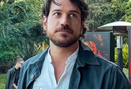 Marco Pigossi recorda medo de se assumir gay: “Vivi no armário”