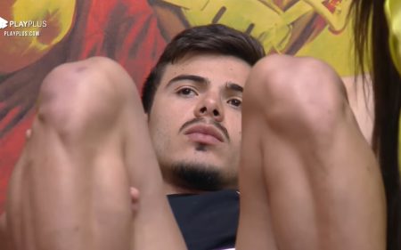 A Fazenda 2022: Thomaz Costa fica arrasado com polêmicas e fala em desistir