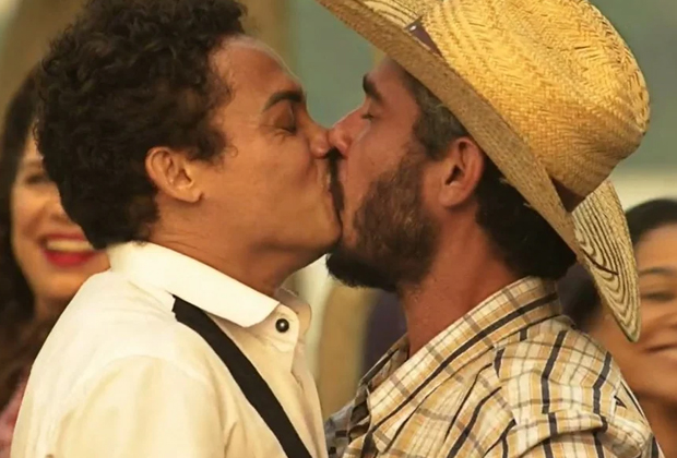 Pantanal exibe beijo gay em festa com Sérgio Reis e viraliza