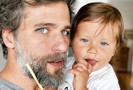Bruno Gagliasso mostra filho brincando com terra e internautas se revoltam: “Sabão tá caro”