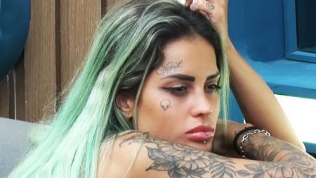 A Fazenda 2022: Tati Zaqui se oferece para estratégia de jogo arriscada