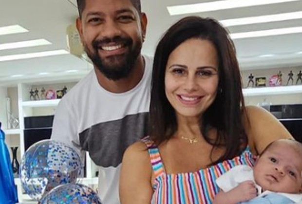 Viviane Araújo anuncia retorno ao samba um mês após dar à luz
