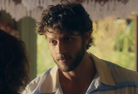 Chay Suede aparece pelado em Travessia e bumbum chama a atenção em cena quente