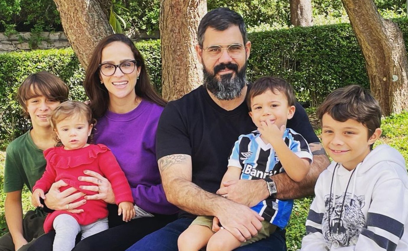Pai de 5, Juliano Cazarré revela se deseja ter mais filhos