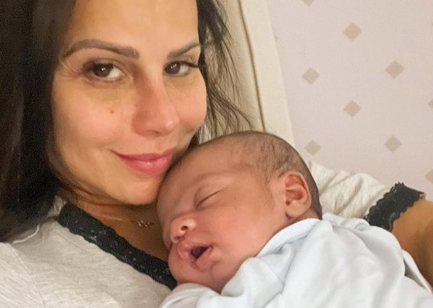 Após críticas, Viviane Araújo desabafa sobre ter duas babás para cuidar do filho