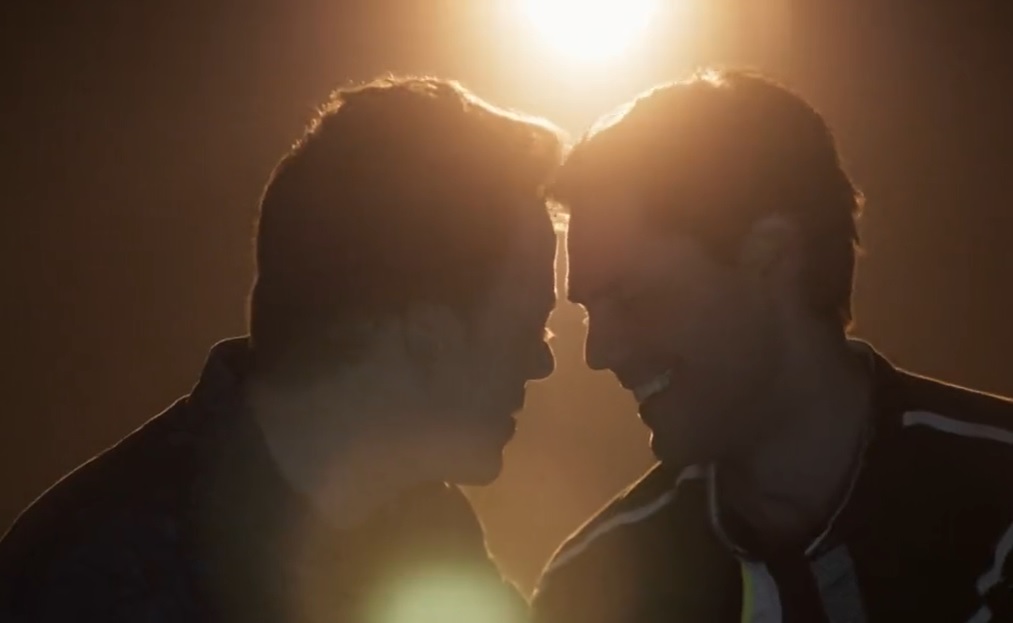 Beijo gay em Cara e Coragem deixa a web eufórica: “De amor”