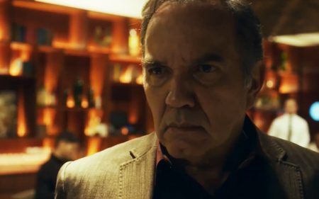 Travessia: Guerra fica incomodado com atitude de Ari envolvendo Chiara e Tonho