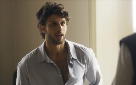 Travessia: Ari entrega tudo para Guerra em troca de mimos