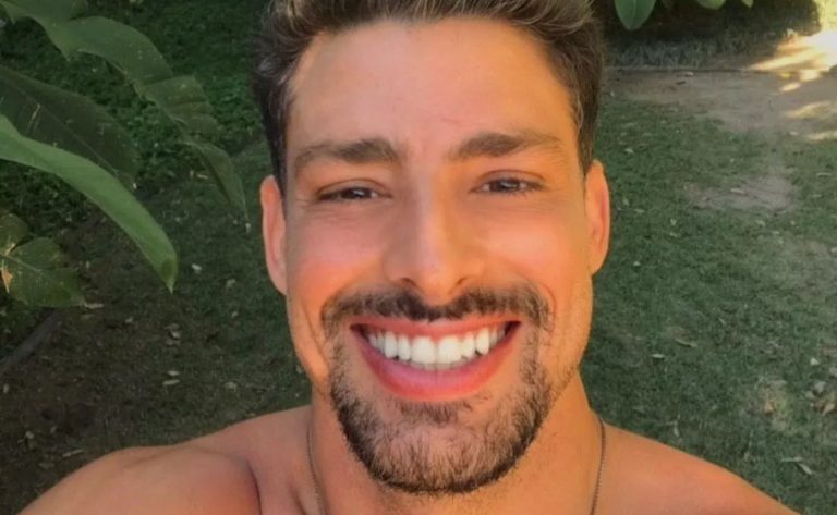 Cauã Reymond surge de regata e suado