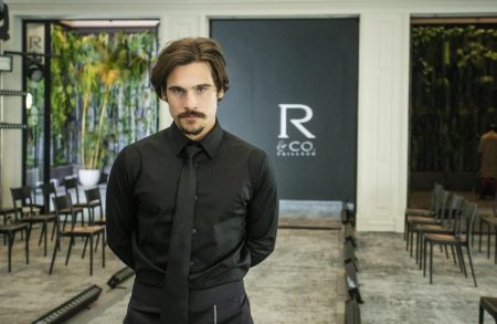 Nicolas Prattes se destaca com drama de personagem em Todas as Flores