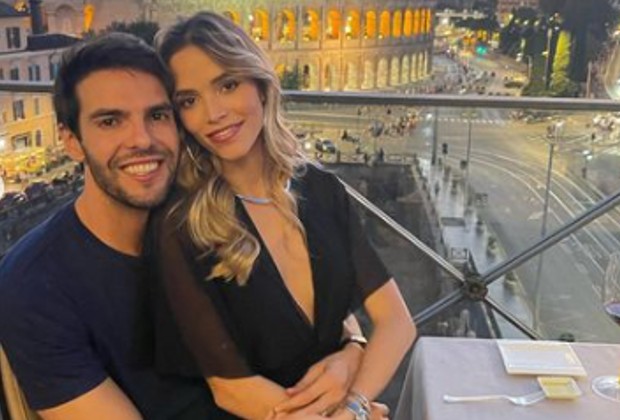 Carol Dias e Kaká anunciam nova gravidez com post em família