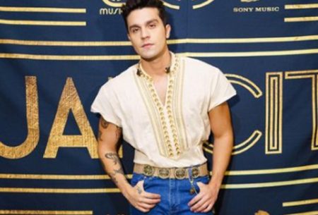 Luan Santana recebe chuva de calcinhas durante show em São Paulo e vídeo impressiona