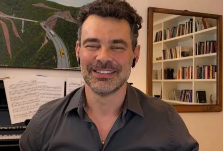 Carmo Dalla Vecchia diz que amigo o ajudou a falar sobre sexualidade após comentário homofóbico