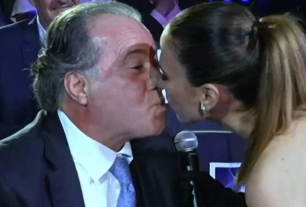 Tatá Werneck dá selinho em Tony Ramos e cita umbigo tapado de Jade Picon em evento da Globo