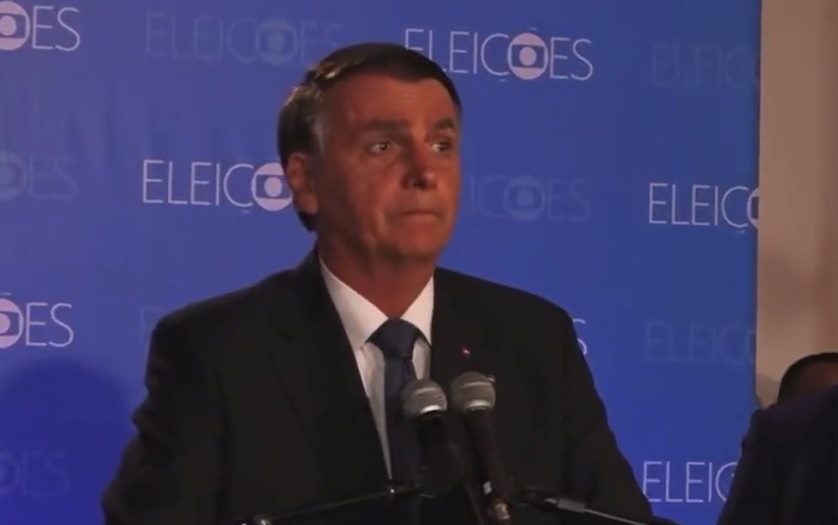 Bolsonaro perde a cabeça com jornalista em coletiva após debate na Globo: “Mentiroso?”