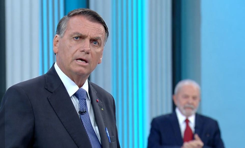 Bolsonaro recusou água da Globo durante debate temendo ser envenenado