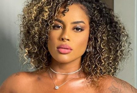 Sthe Matos é surpreendida e pedida em namoro por cantor em cima do palco