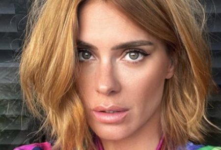 Carolina Dieckmann surge com novo visual por causa de novela e relata reação inusitada