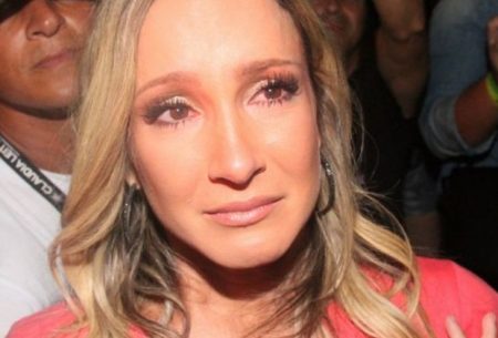 Claudia Leitte é vaiada e ouve coro de Lula durante show em Salvador
