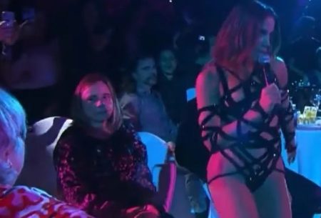 Mulher se afasta de Anitta durante performance provocante na Espanha e cena viraliza