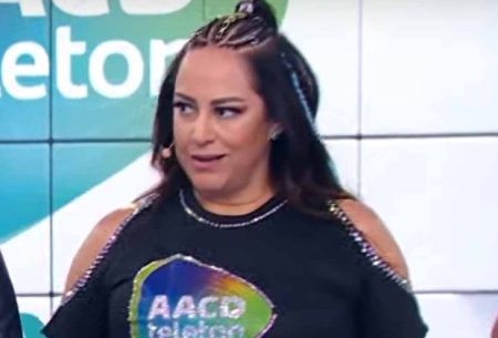 Silvia Abravanel é surpreendida com beijo do namorado durante o Teleton