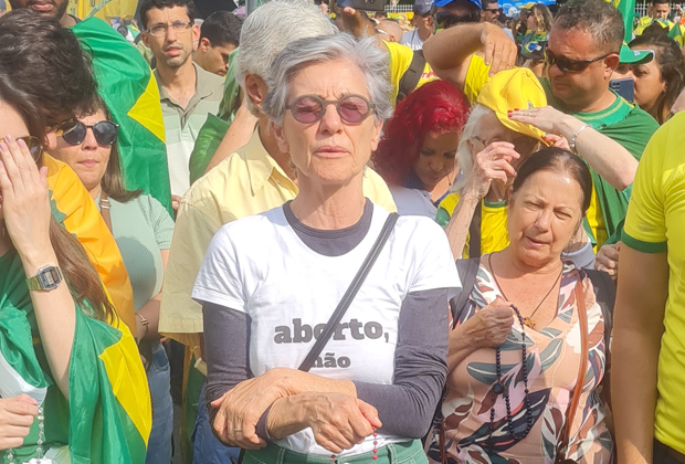 Cassia Kis ignora pressão na Globo e vai a novo ato golpista de apoio a Bolsonaro
