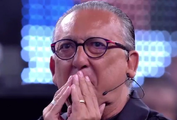 Galvão Bueno é surpreendido com homenagem e chora muito na Globo