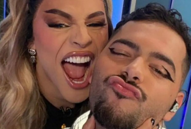 Após flagra, Pabllo Vittar troca beijo com Pedro Sampaio em programa