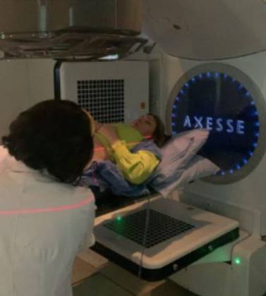 Simony mostra como faz radioterapia no tratamento de câncer