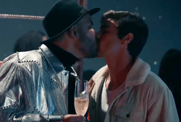 Hugo Gloss abre o jogo sobre cena de beijo com Bruno Montaleone: “Vontade de quero mais”