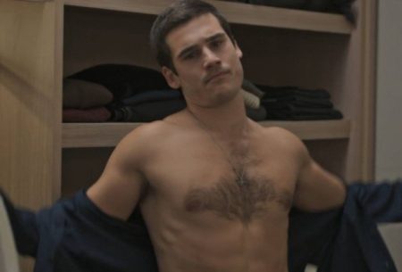 Nicolas Prattes volta a surgir sem roupa em novos capítulos de Todas as Flores